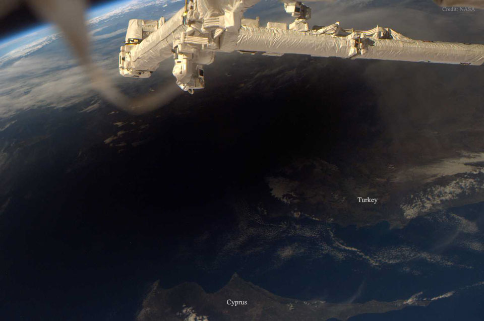 EarthEclipse_ISS_Annotated_960.jpg