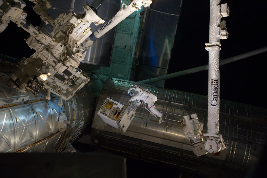 busyastronaut_sts135_900.jpg