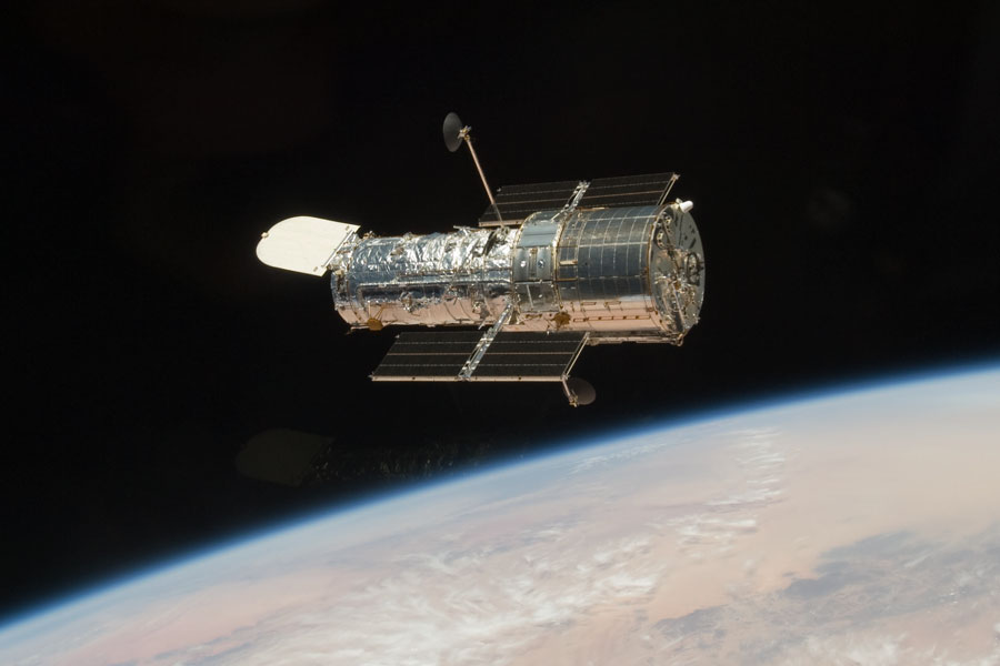 hubblefloat_sts125.jpg