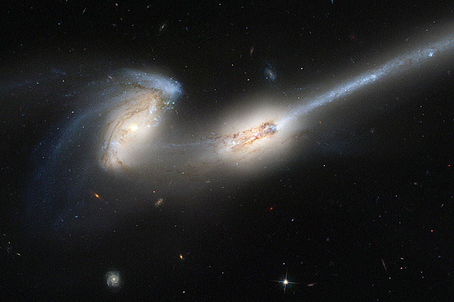 ngc4676_hst.jpg