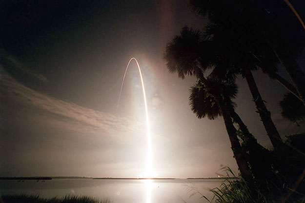 nightlaunch_sts104.jpg