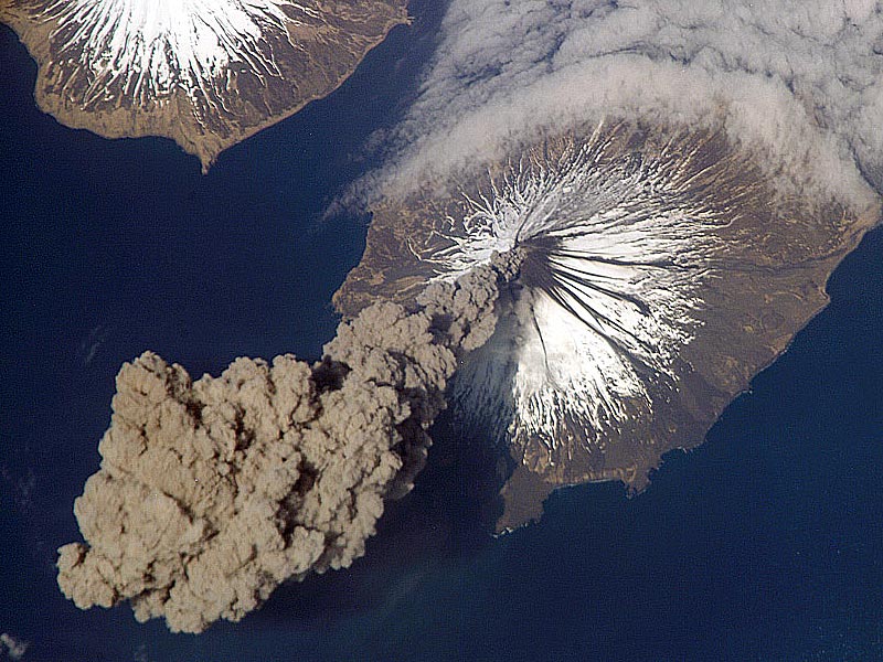 volcanoplume_iss.jpg
