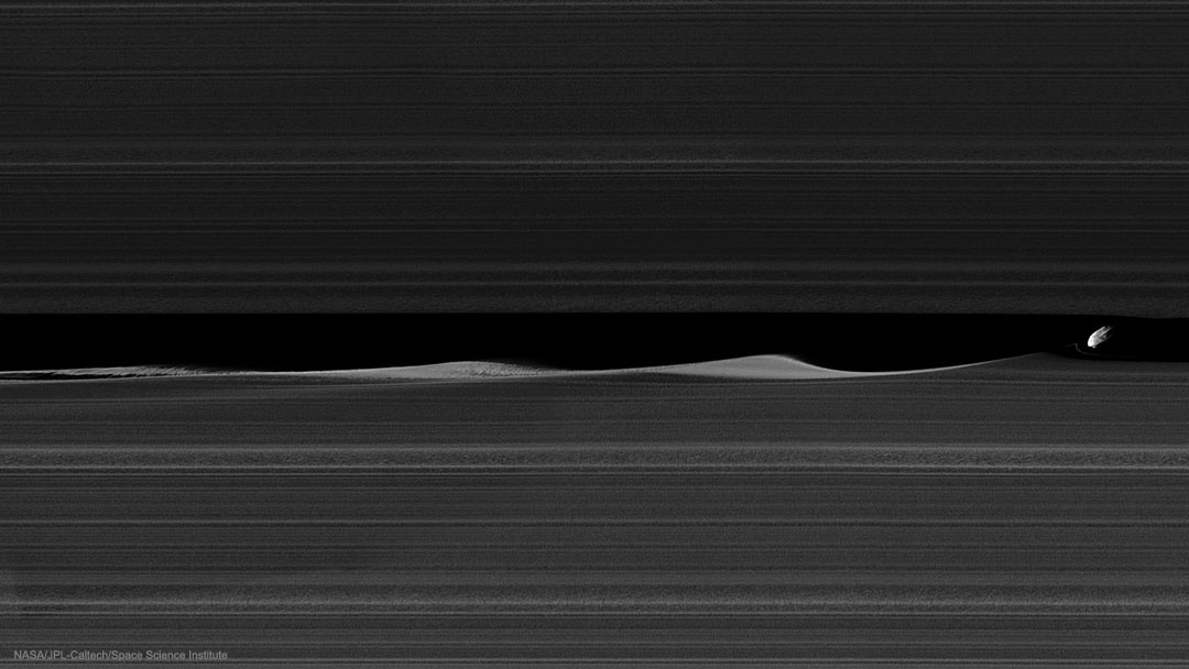 DaphnusRings_Cassini_1080.jpg