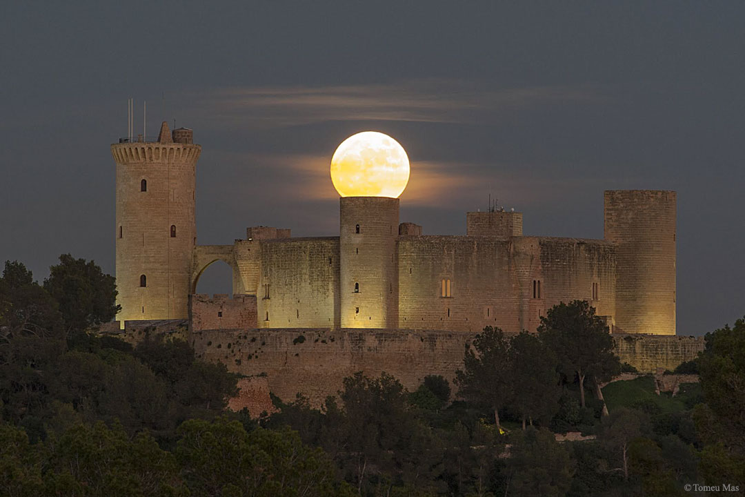 SupermoonCastle_Mas_1080.jpg