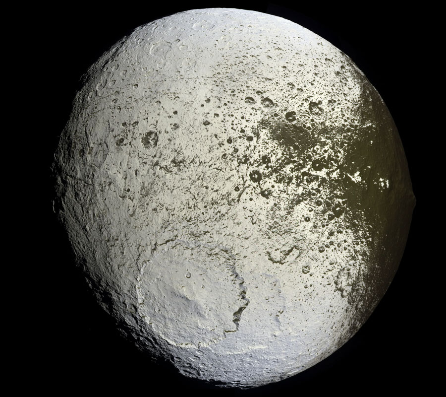 iapetus3_cassini_900.jpg